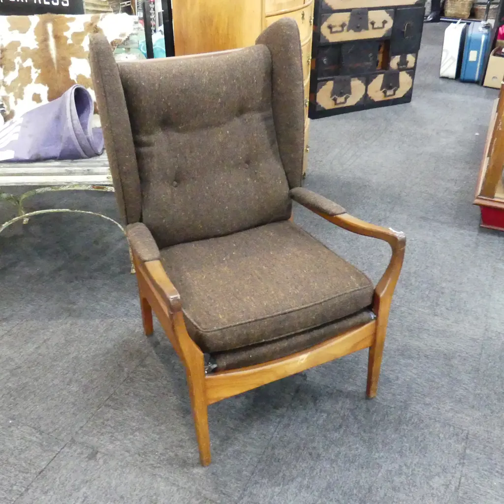 BROWN RETRO ARMCHAIR Image 1++