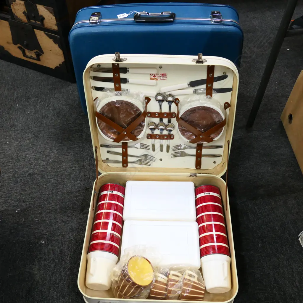 LG BLUE RETRO SUITCASE + CASED PICNIC SET5 Image 1++