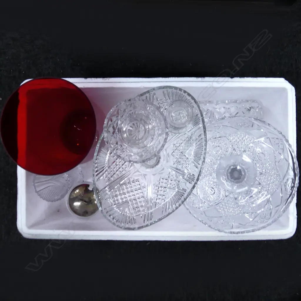 ASSTD GLASS, CRYSTAL & MODERN RED VASE Image 1++