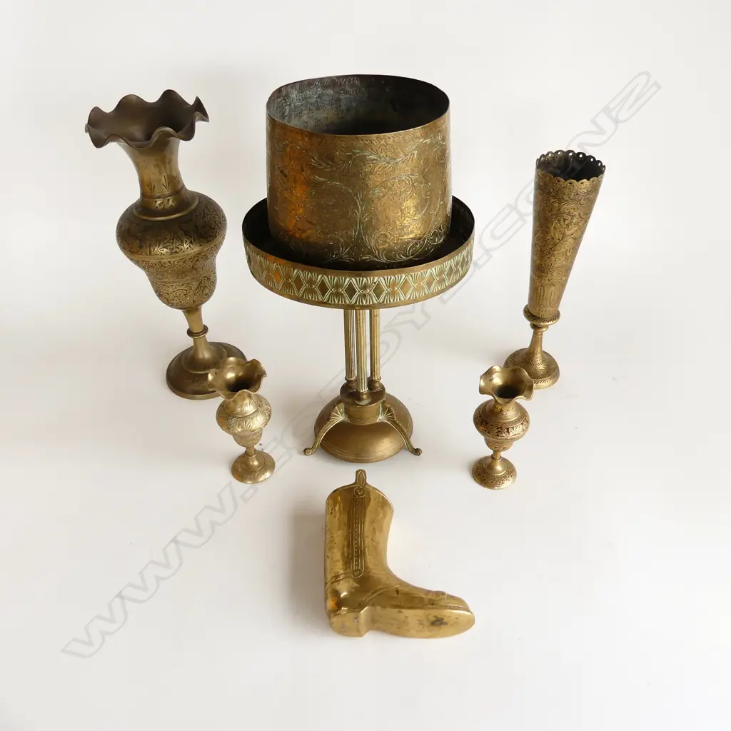 7 PCS ASSTD BRASS, ICLDS BOOT, VASES & COMPORT Image 1++