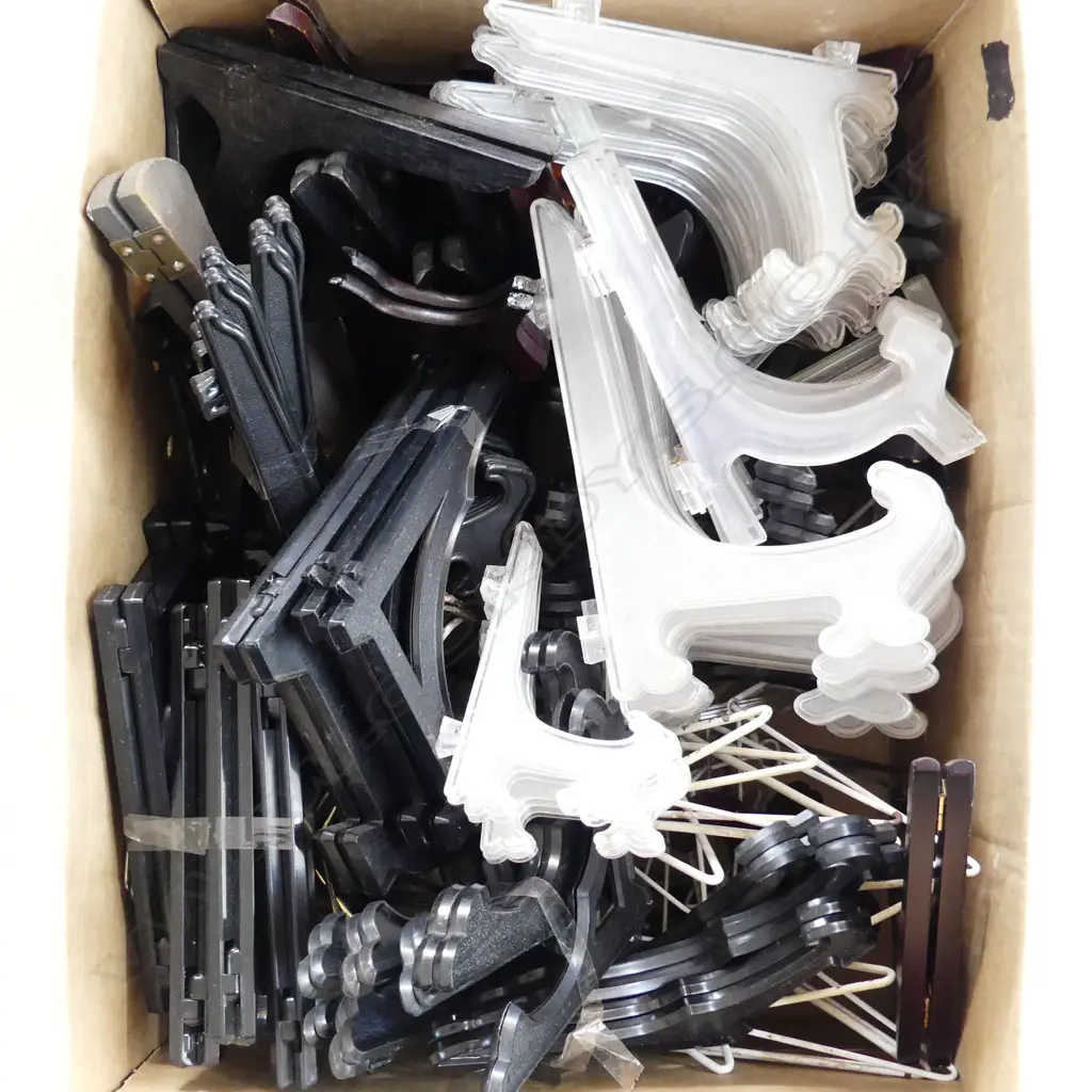 BOX LOT 100+ ASST. PLATE STANDS Image 1++