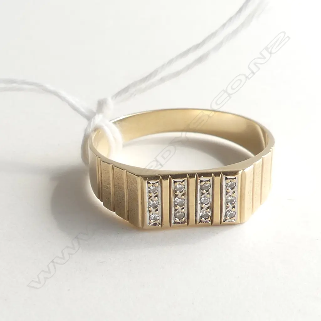 9CT GOLD AND DIAMOND GENT'S RING 4gm Image 1++