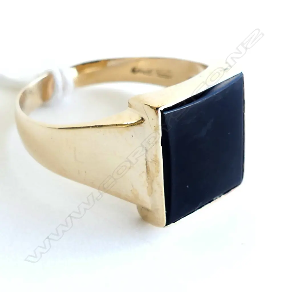 9CT GOLD & BLACK ONYX SIGNET RING 5.8GMS  Image 1++