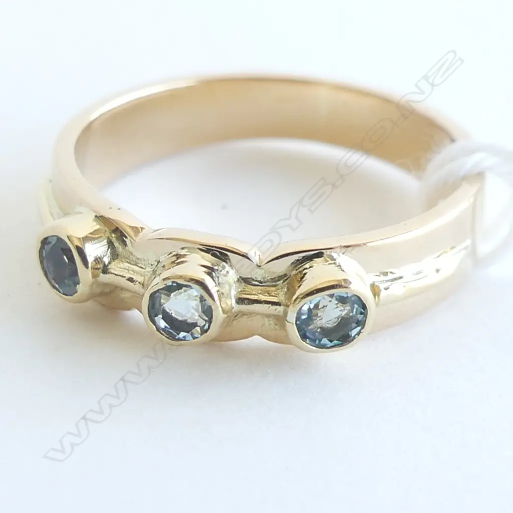 18CT GOLD RING WITH 3 BLUE STONES 4.5GMS Image 1++