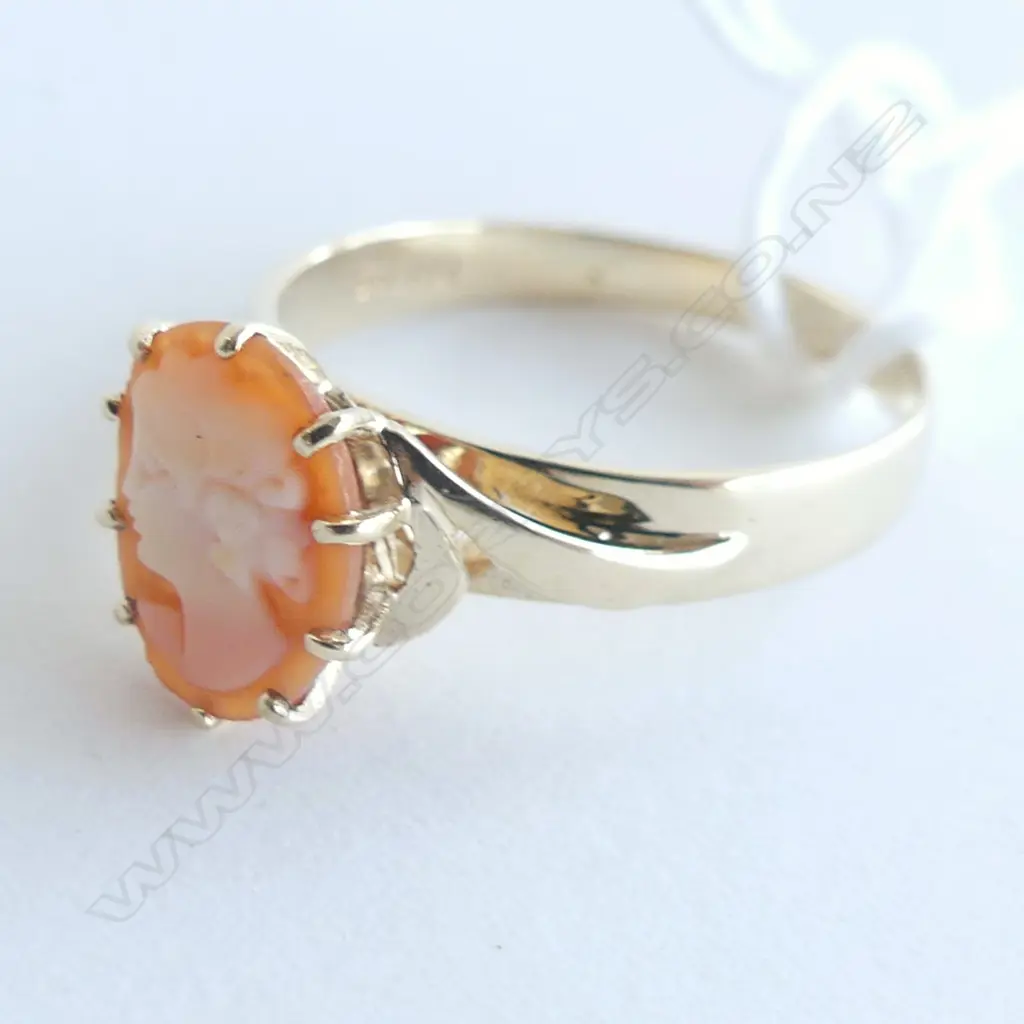 9CT GOLD CAMEO RING 2.4GMS  Image 1++