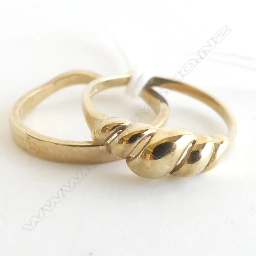2 9CT GOLD RINGS  3.55GMS Image 1++