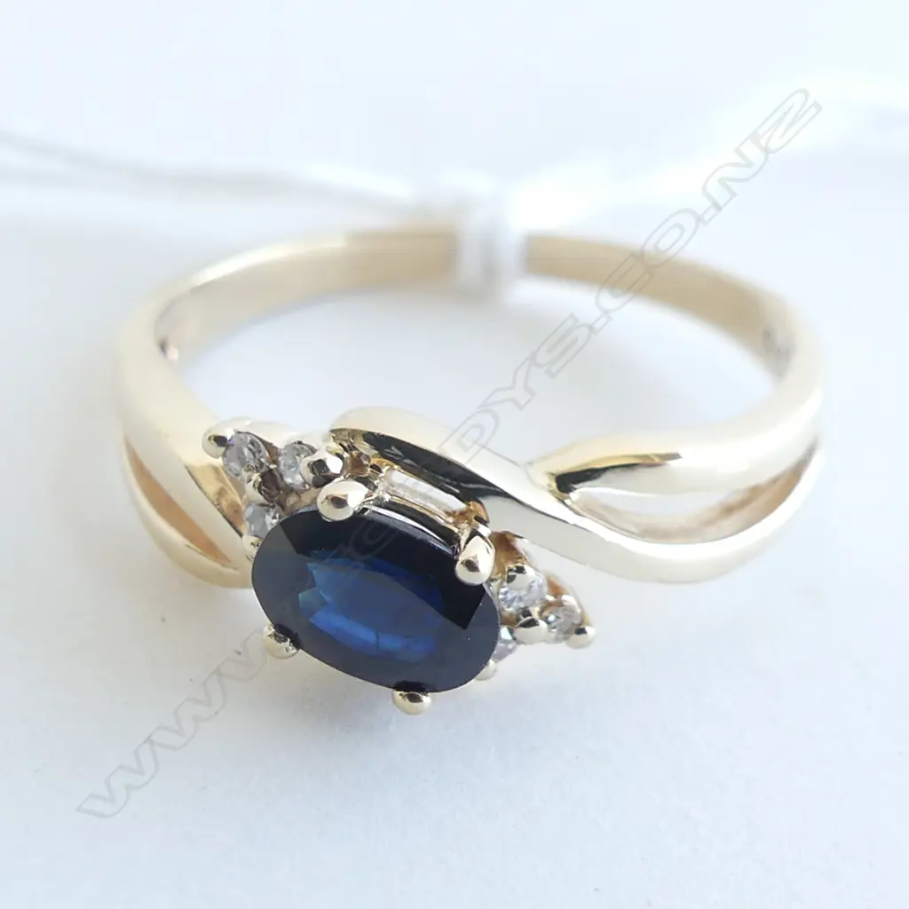 9CT GOLD & SAPPHIRE TWIST RING WITH  6 SMALL DIAMONDS 2.4GMS Image 1++