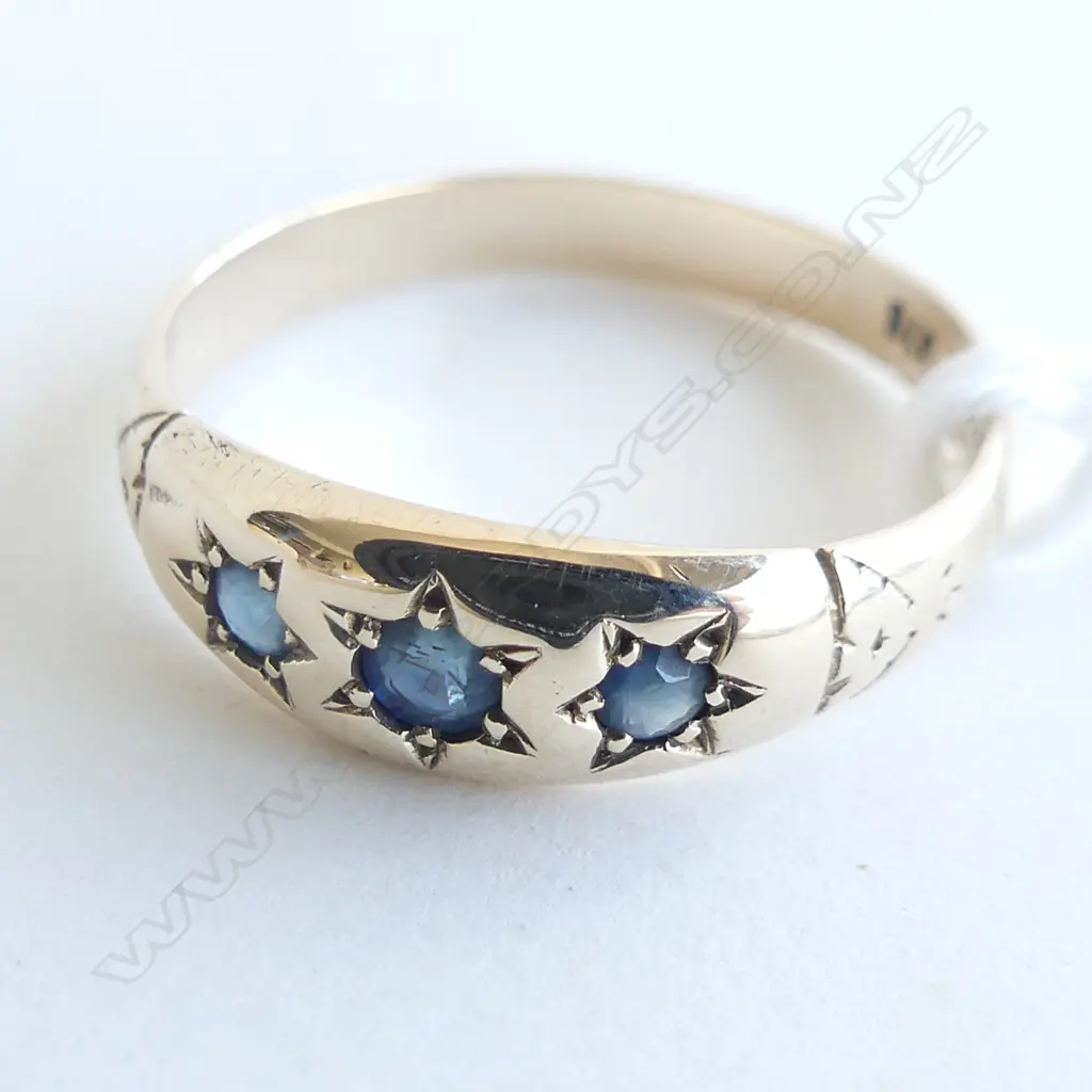 9CT GOLD RING WITH 3 BLUE STONES 2.4GMS Image 1++