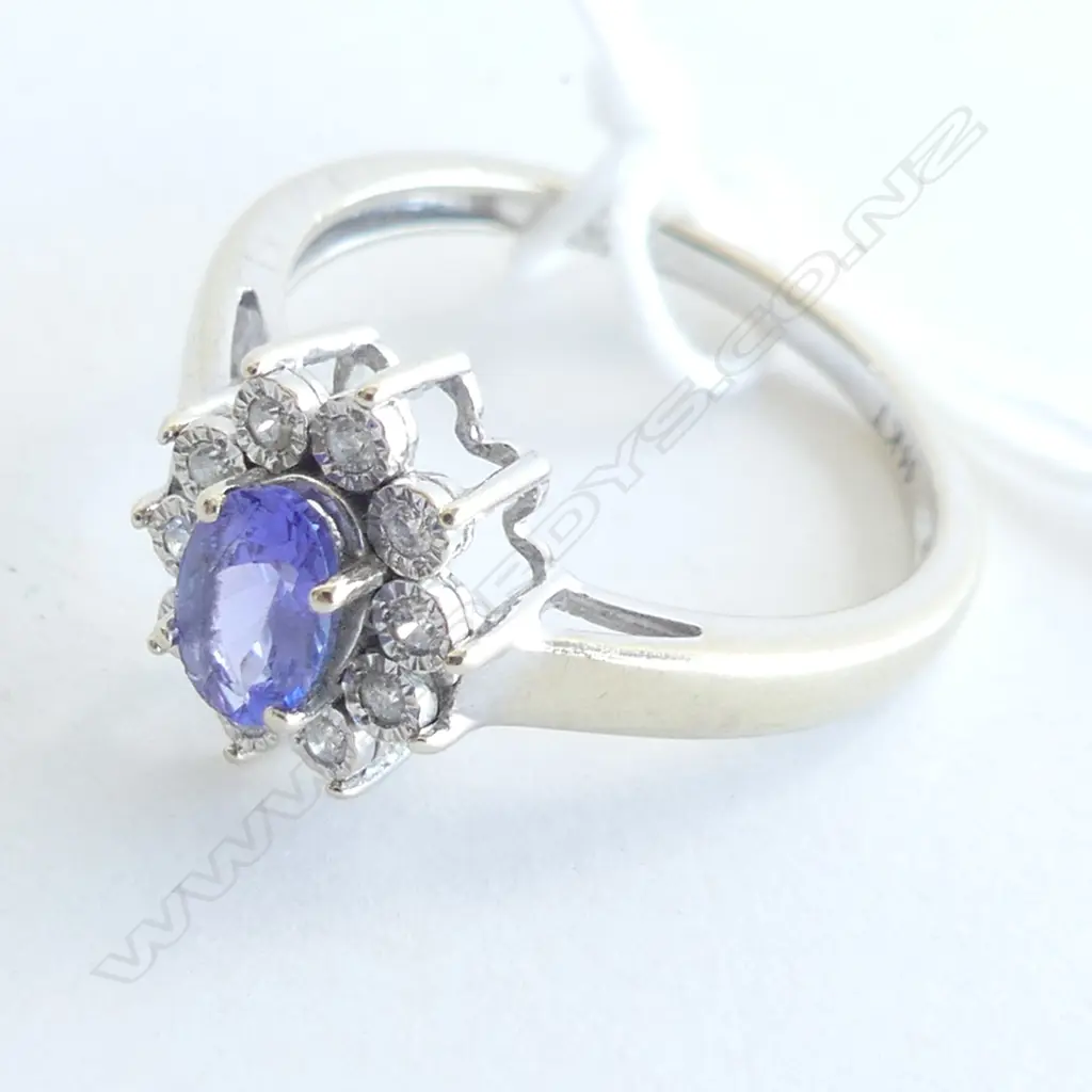 14CT GOLD TANZANITE & DIAMOND RING 2.9GMS Image 1++