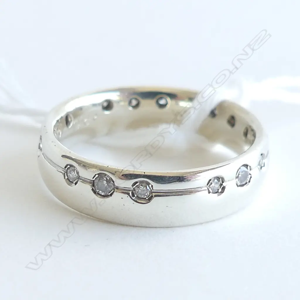 9CT WHITE GOLD & DIAMOND SET BAND 1.5 GMS Image 1++