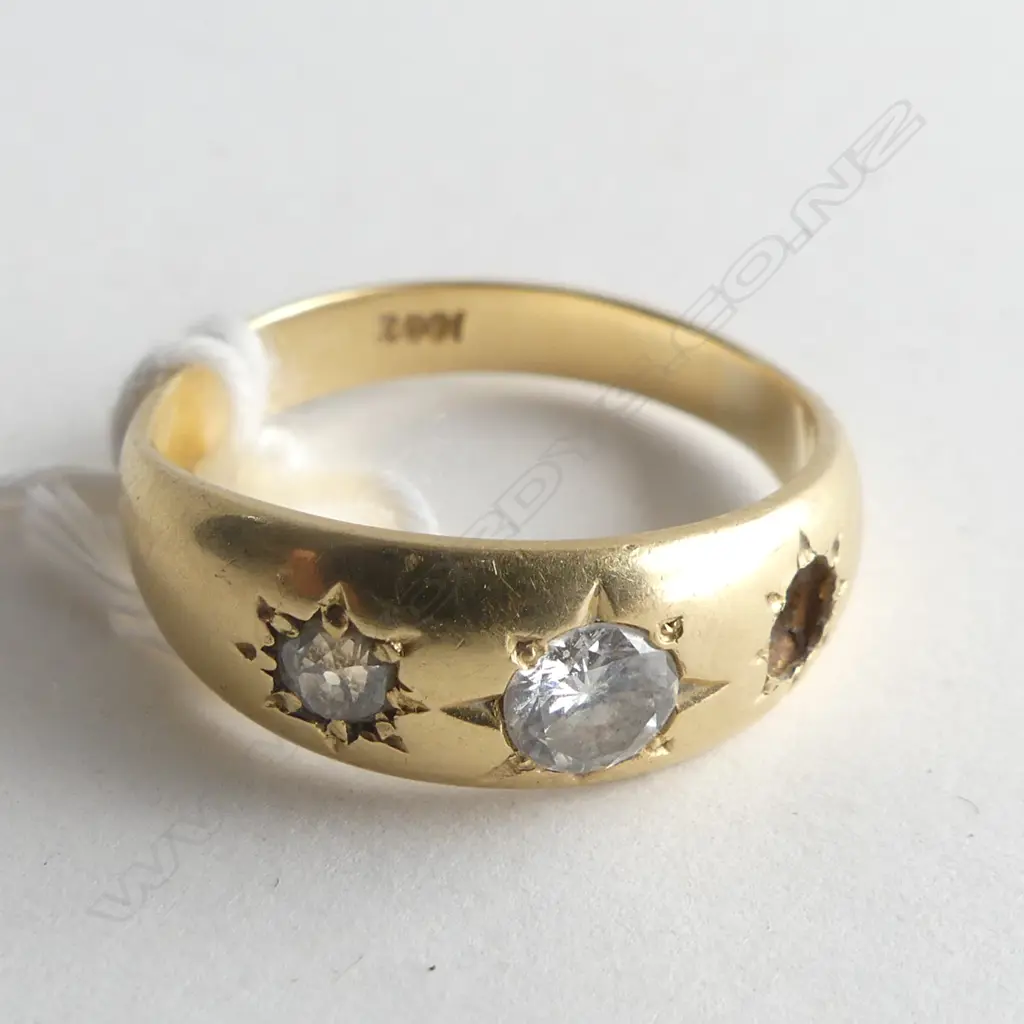 18ct GOLD & DIAMOND RING 1 DIAMOND MISSING 4.77gms Image 1++