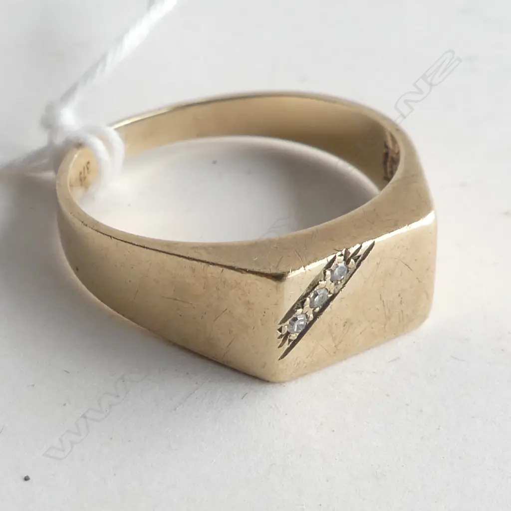 9CT GOLD & DIAMOND RING 4.4 GRAMS Image 1++