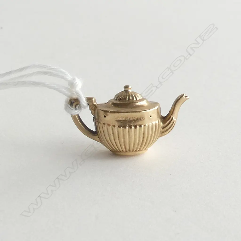 9ct GOLD KETTLE CHARM 1.15gm Image 1++