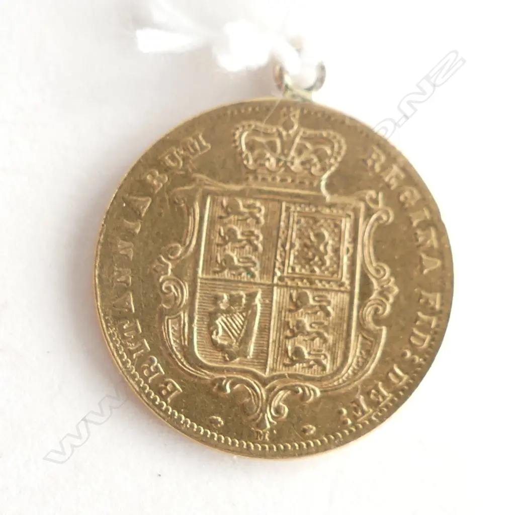 1882 GOLD HALF SOVEREIGN young Queen's head. Suspension loop attached Image 1++