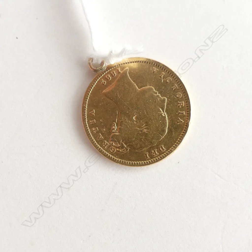 1882 GOLD HALF SOVEREIGN young Queen's head. Suspension loop attached Image 1++