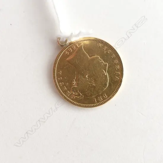 1882 GOLD HALF SOVEREIGN young Queen's head. Suspension loop attached