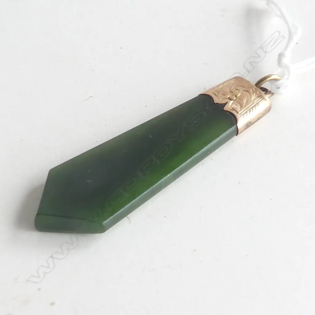 MAORI POUNAMU (GREENSTONE) & 9CT GOLD SPEAR SHAPE PENDANT Image 1++