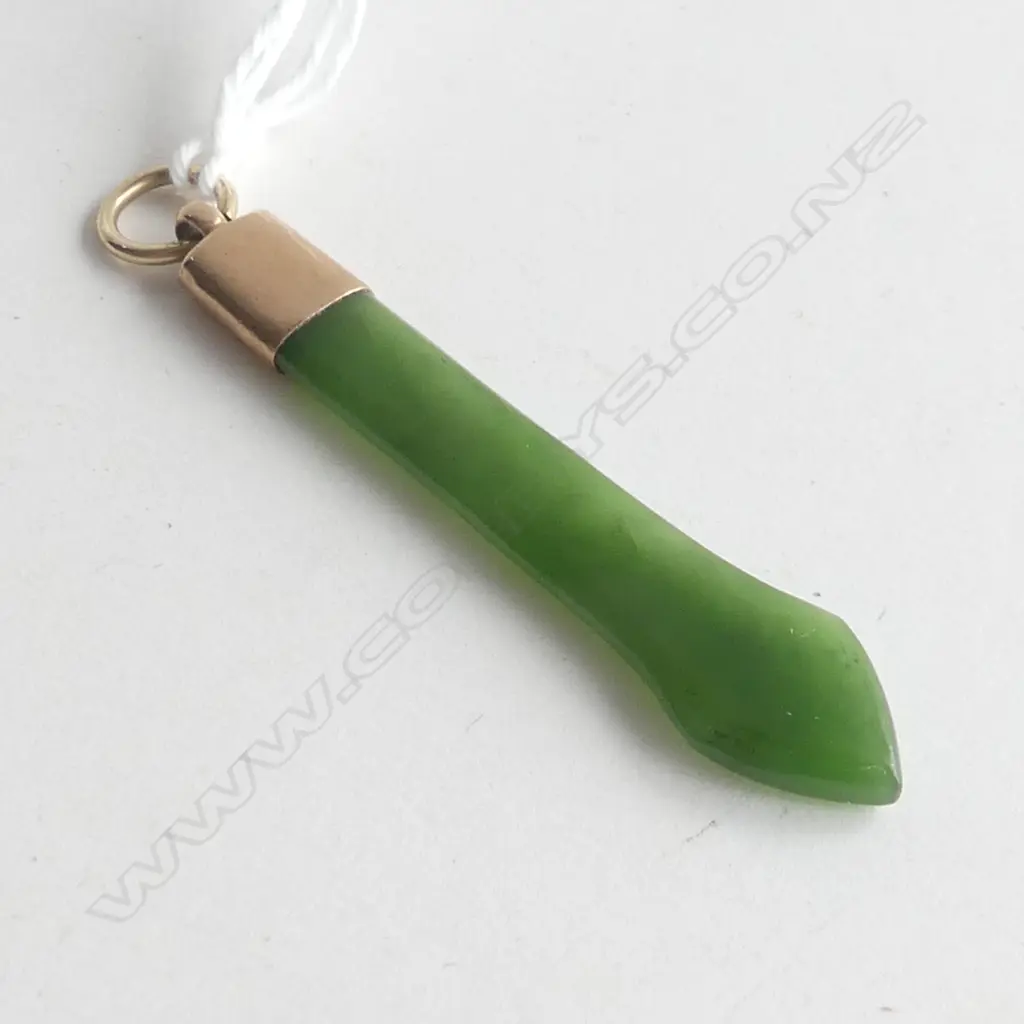 MAORI POUNAMU (GREENSTONE) & 9CT GOLD SPEAR SHAPE PENDANT Image 1++