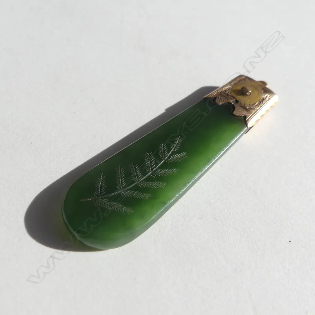 MAORI POUNAMU (GREENSTONE) & 9CT GOLD TEARDROP PENDANT Image 1++