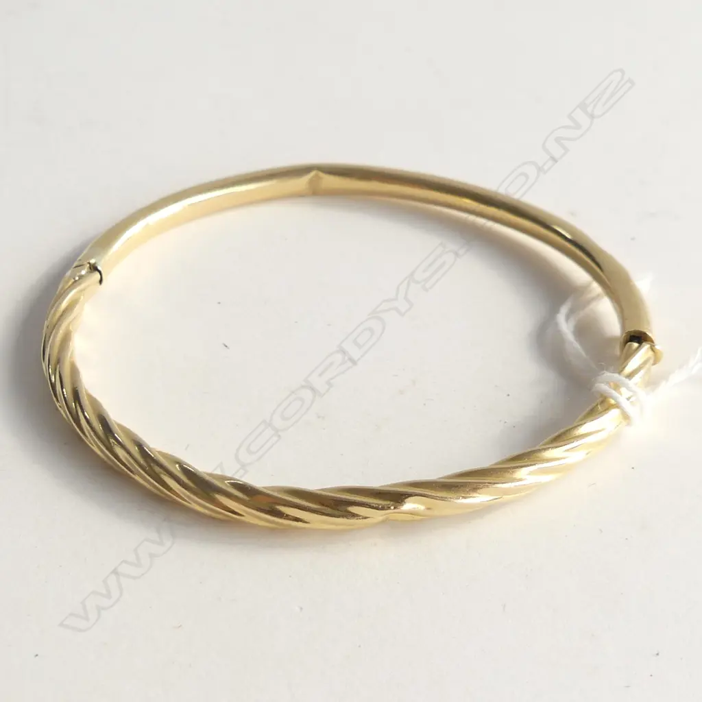 18CT GOLD TUBE BANGLE WITH CLIP 6.86GMS (HAS SOME DENTS)  Image 1++