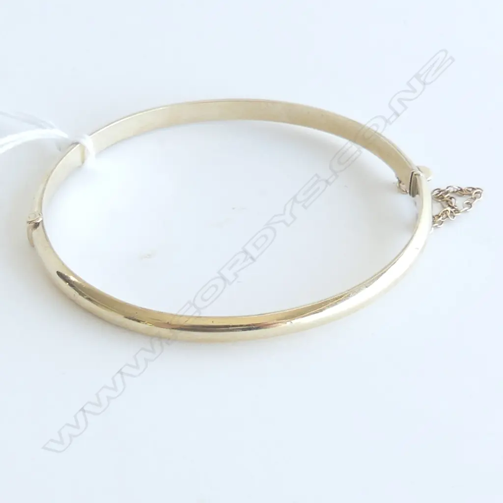 9CT GOLD HOLLOW BANGLE WITH CLIP & SAFETY CHAIN 8.2GMS Image 1++