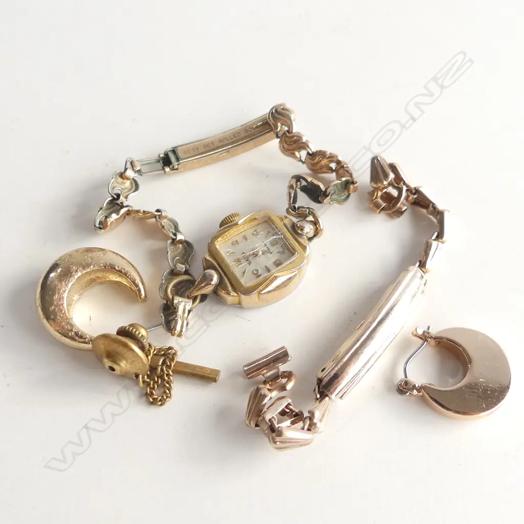 ROLLED GOLD VINTAGE LADIES WATCH, SPARE WATCH CHAIN, 2 ODD GOLD TONE EARRINGS & TIE PIN  Image 1++