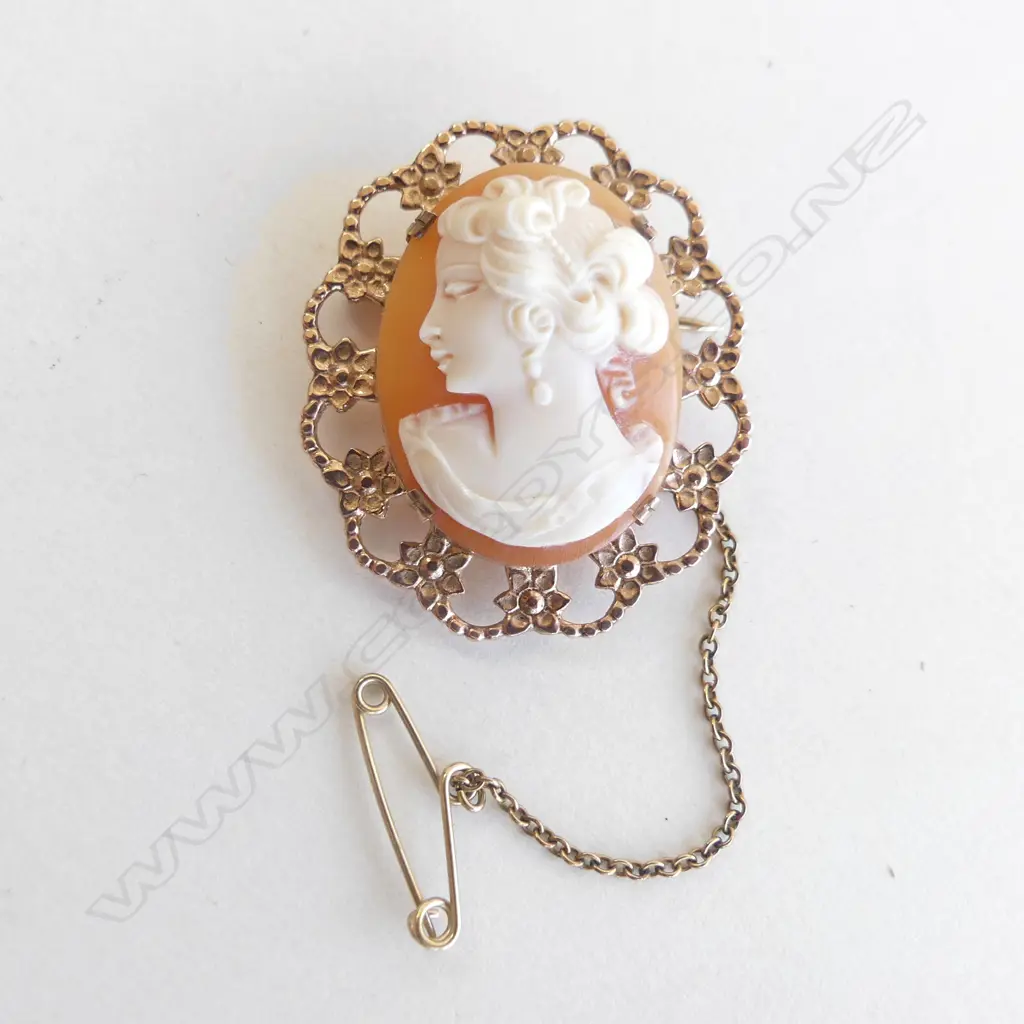 9CT GOLD OVAL CAMEO BROOCH W SAFETY CHAIN (DIA 35MM) 6.04GMS Image 1++