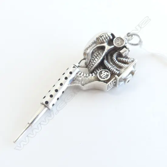 HEAVY SILVER SCI-FI ALIEN W GUN PENDANT 82.5 grams