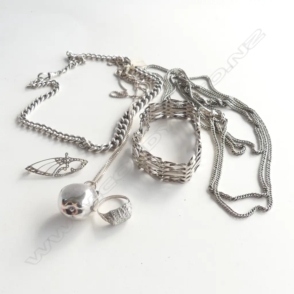 BAG ASST JEWELLERY INCL STG CHAINS & MARCASITE RING  TOTAL WGT 107.69 Image 1++