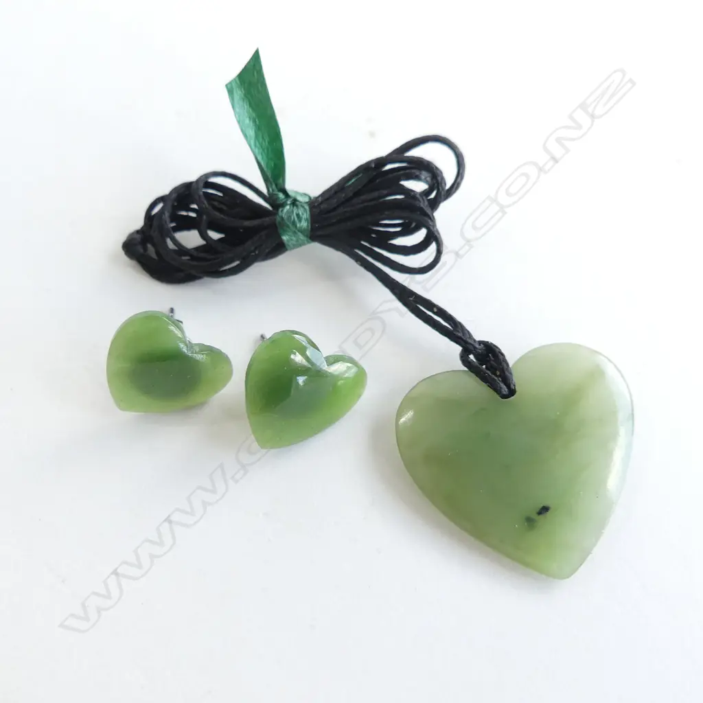 NZ POUNAMU (GREENSTONE) HEART PENDANT ON BLACK WAXED CORD & PR HEART STUD EARRINGS Image 1++