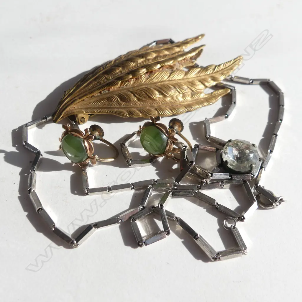 SM BOX ASST JEWELLERY; CHAIN, SCARF CLIP, GREENSTONE SCREW EARRINGS ETC.. Image 1++