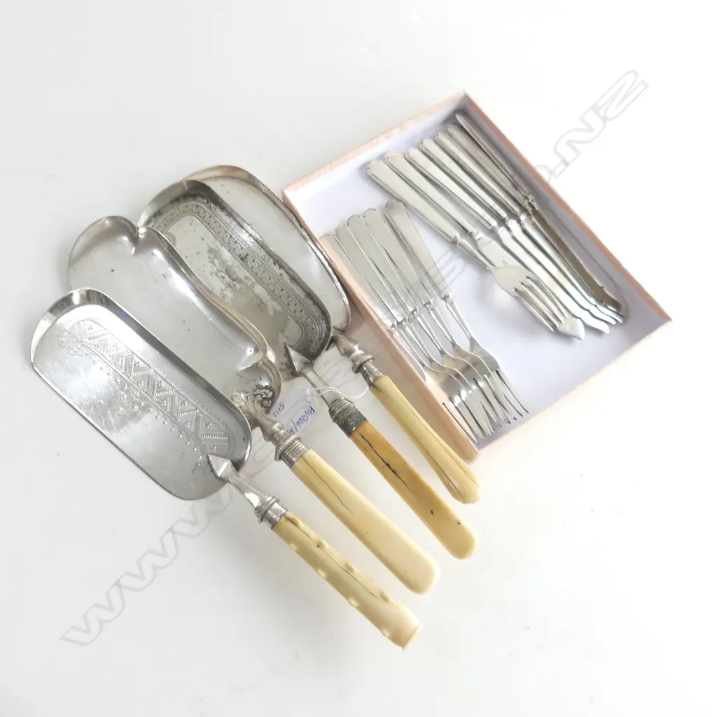 4 EP CRUMB TRAYS w. IVORINE HANDLES + 12 PCE WALKER & HALL 'ST. JAMES' FISH SET Image 1++