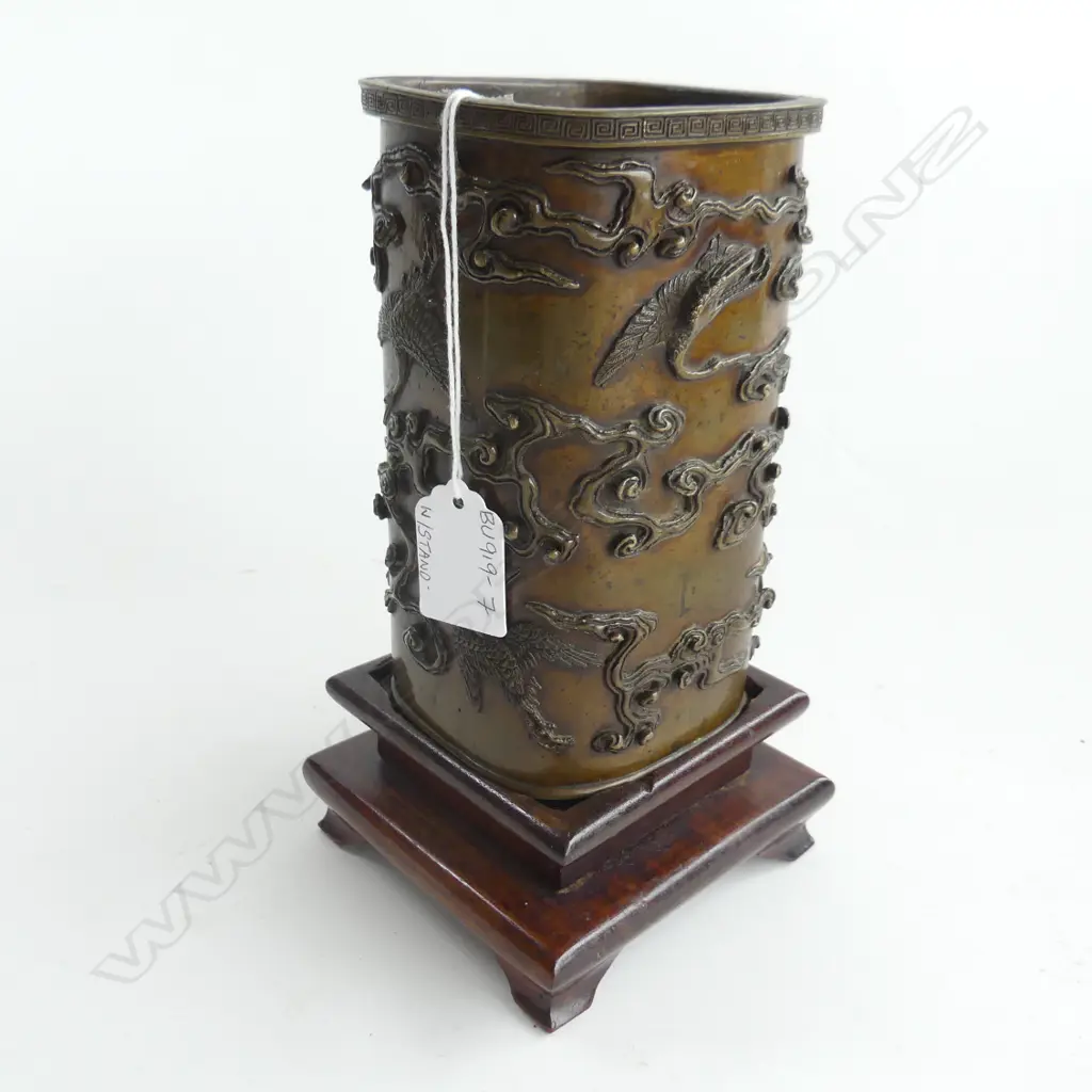 ORIENTAL BRASS VASE EMBOSSED WITH CRANES, ON WOODEN STAND, MARKS TO BASE, H. 210MM Image 1++