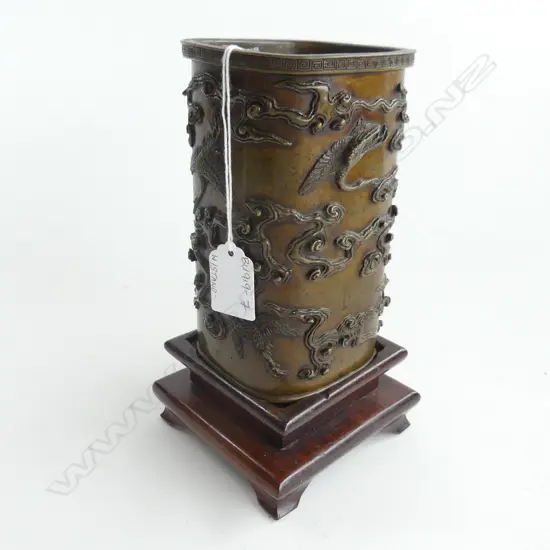 ORIENTAL BRASS VASE EMBOSSED WITH CRANES, ON WOODEN STAND, MARKS TO BASE, H. 210MM