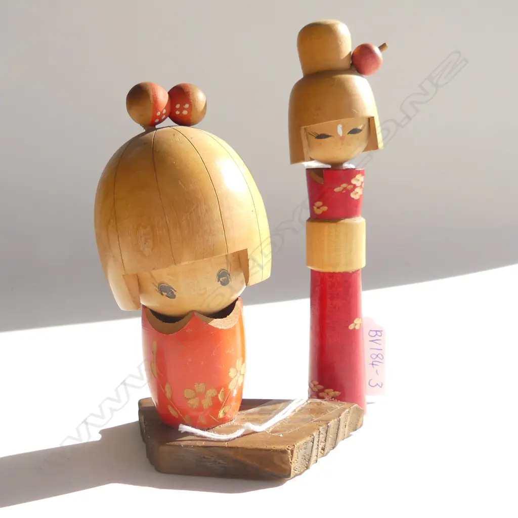 2 MID CENTURY JAPANESE WOODEN KOKESHI DOLLS H. 150, 125MM Image 1++