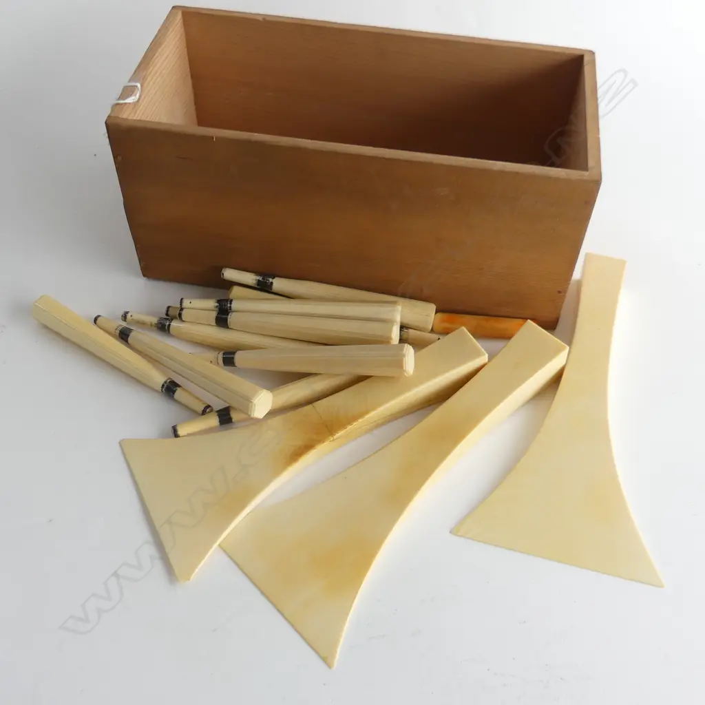 BOX OF 14 IVORY CARVED PIECES 19TH C Image 1++