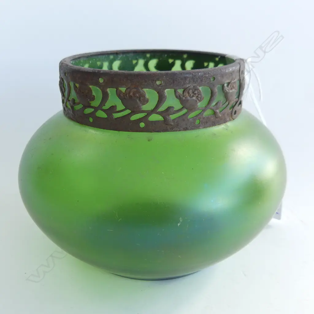 IRIDESCENT LOETZ STYLE GREEN GLASS VASE H.110mm Image 1++