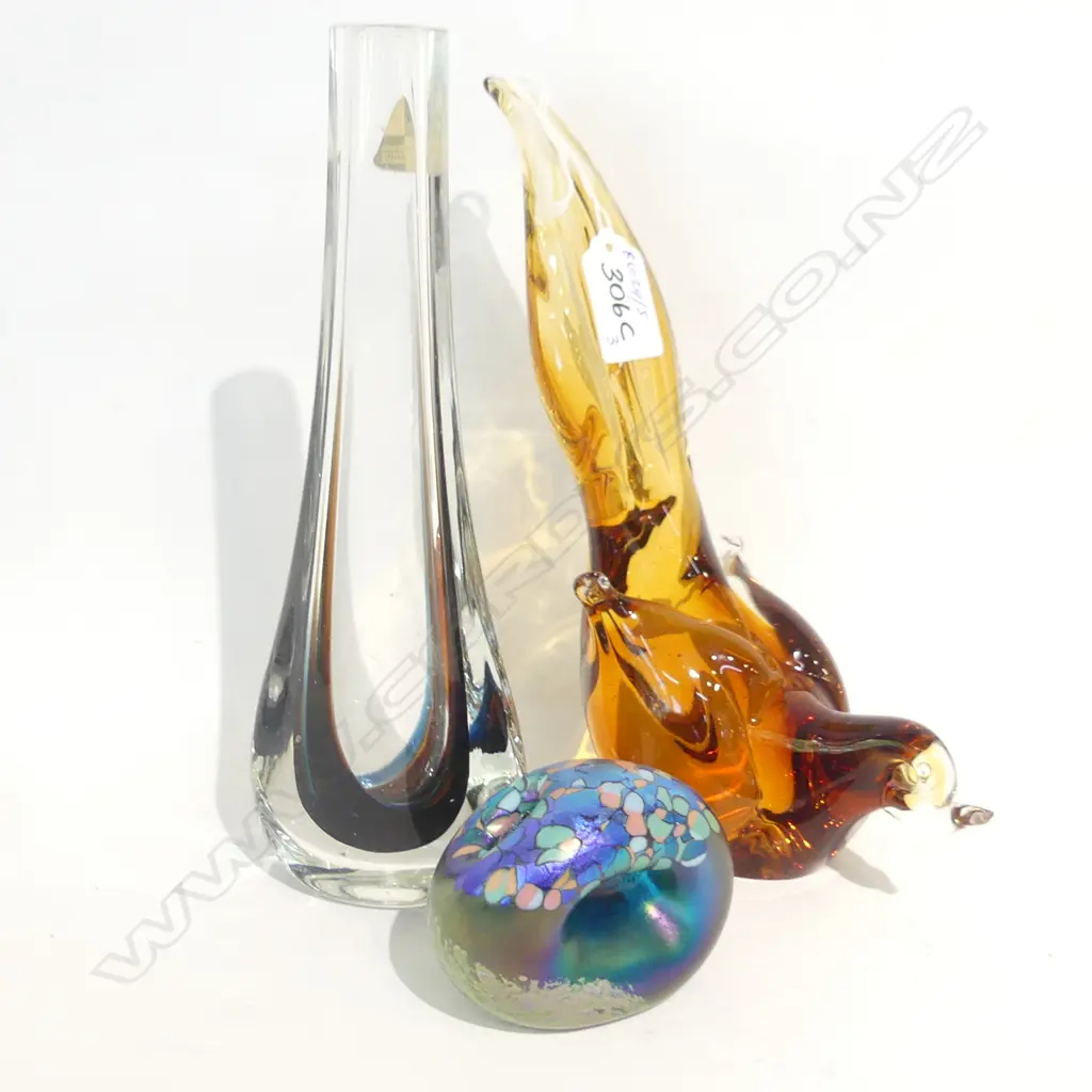 3 ART GLASS PIECES; BIRD / VASE H220MM GLASS PLANT Image 1++