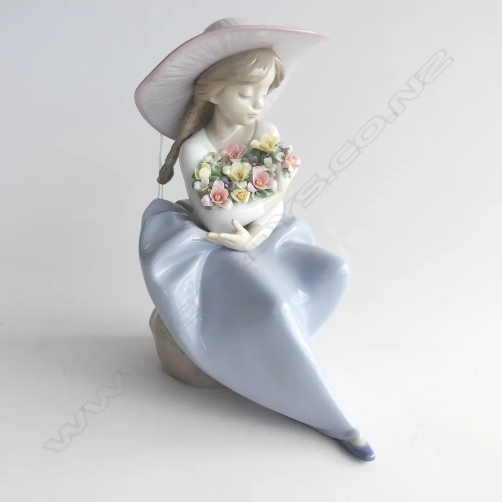 LLADRO FIGURINE #5962; GIRL IN LARGE HAT & GARLAND OF FLOWERS H. 210MM Image 1++