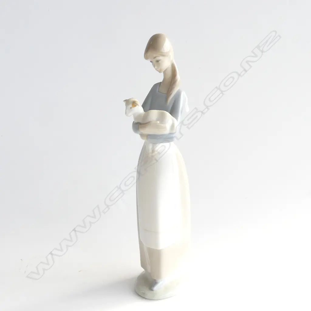 LLADRO FIGURINE; LADY WITH LAMB H. 275MM Image 1++