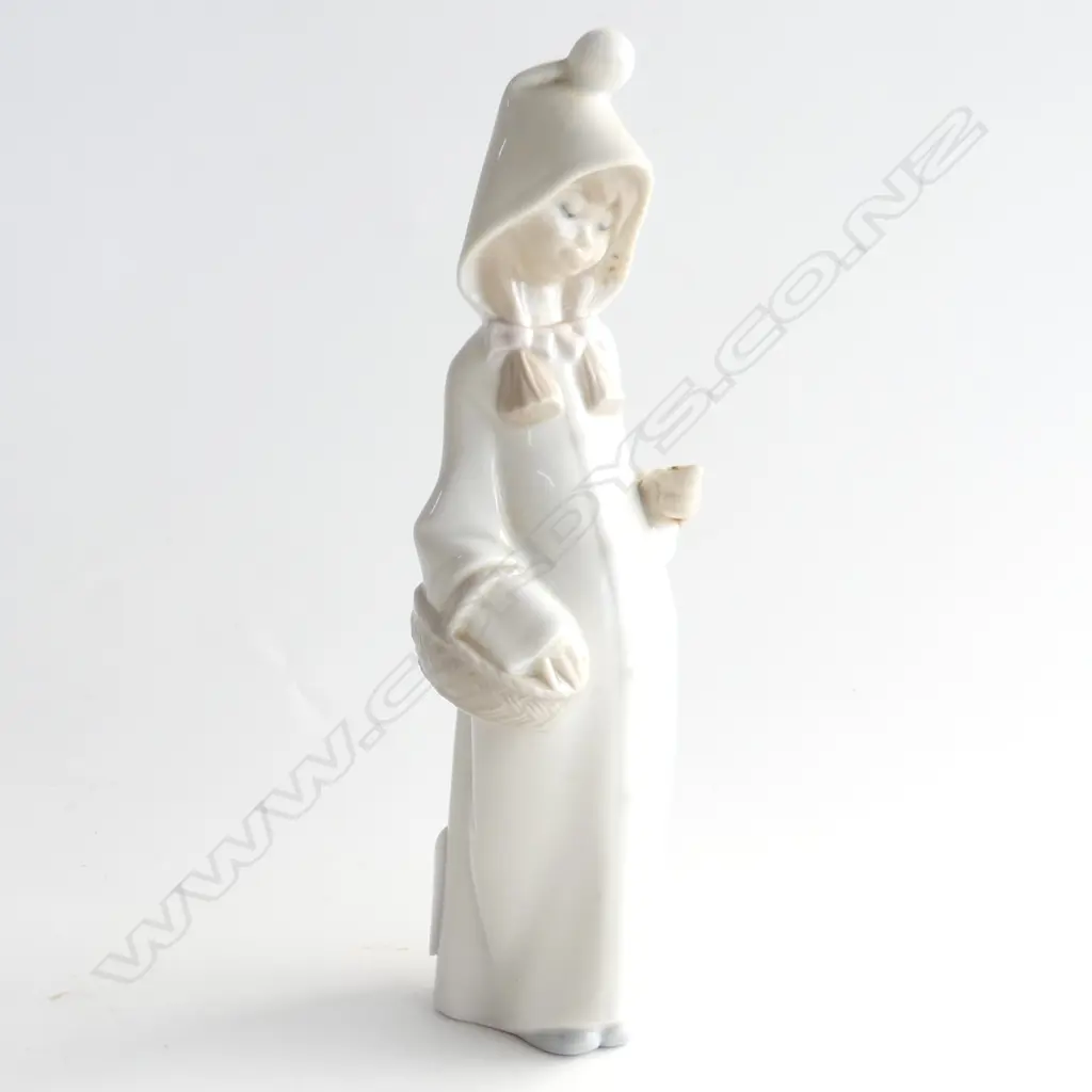LLADRO FIGURINE; GIRL SHEPHERDESS WITH BASKET...MISSING STAFF H. 220MM Image 1++