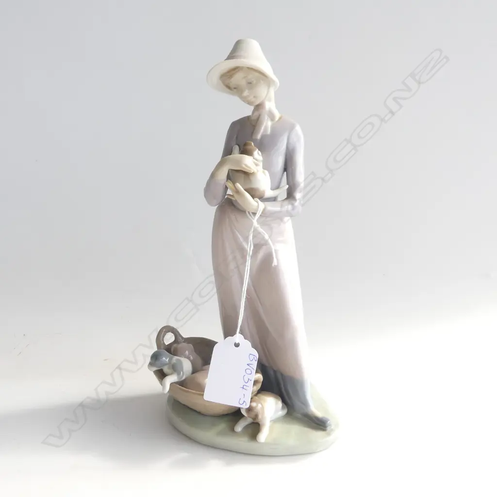LLADRO FIGURINE 'MY PUPPIES' #5087; LADY WITH BASKET OF PUPPIES H. 220MM Image 1++