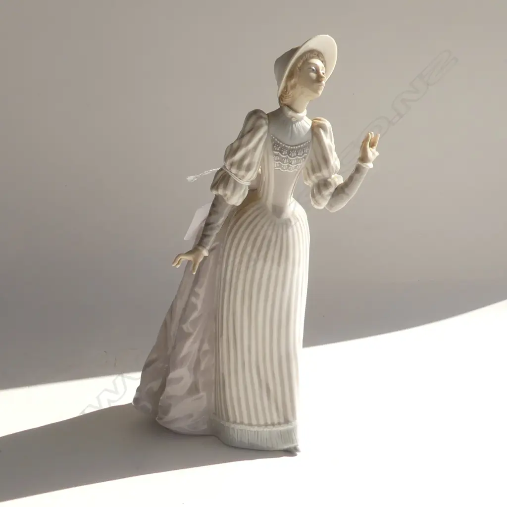 LLADRO LADY FIGURINE ( LITTLE FINGER MISSING ON LEFT HAND) H. 265MM  Image 1++
