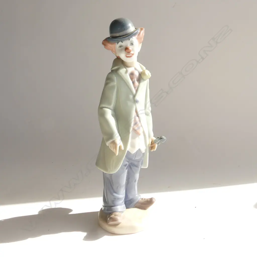LLADRO FIGURINE; CIRCUS SAM CLOWN HOLDING VIOLIN H. 230MM Image 1++