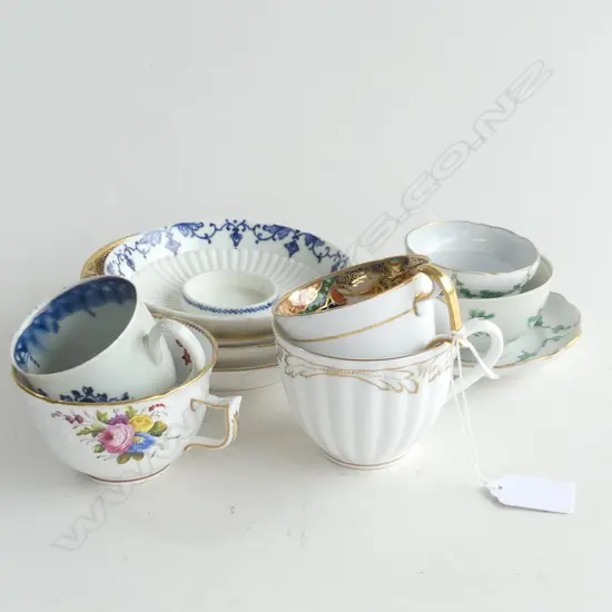 4 ANTIQUE PORCELAIN C/S; SPODE, IMARI, B/W, GILDED + 3 PCES w. GREEN SWAGS