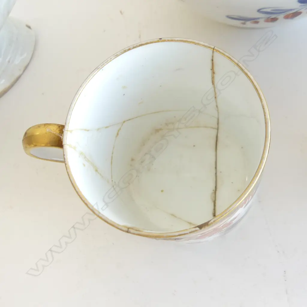 8 PCES 18/19thC PORCELAIN; SAUCE BOAT, 5 COFFEE CANS, TEA CUP, BOWL Image 1++