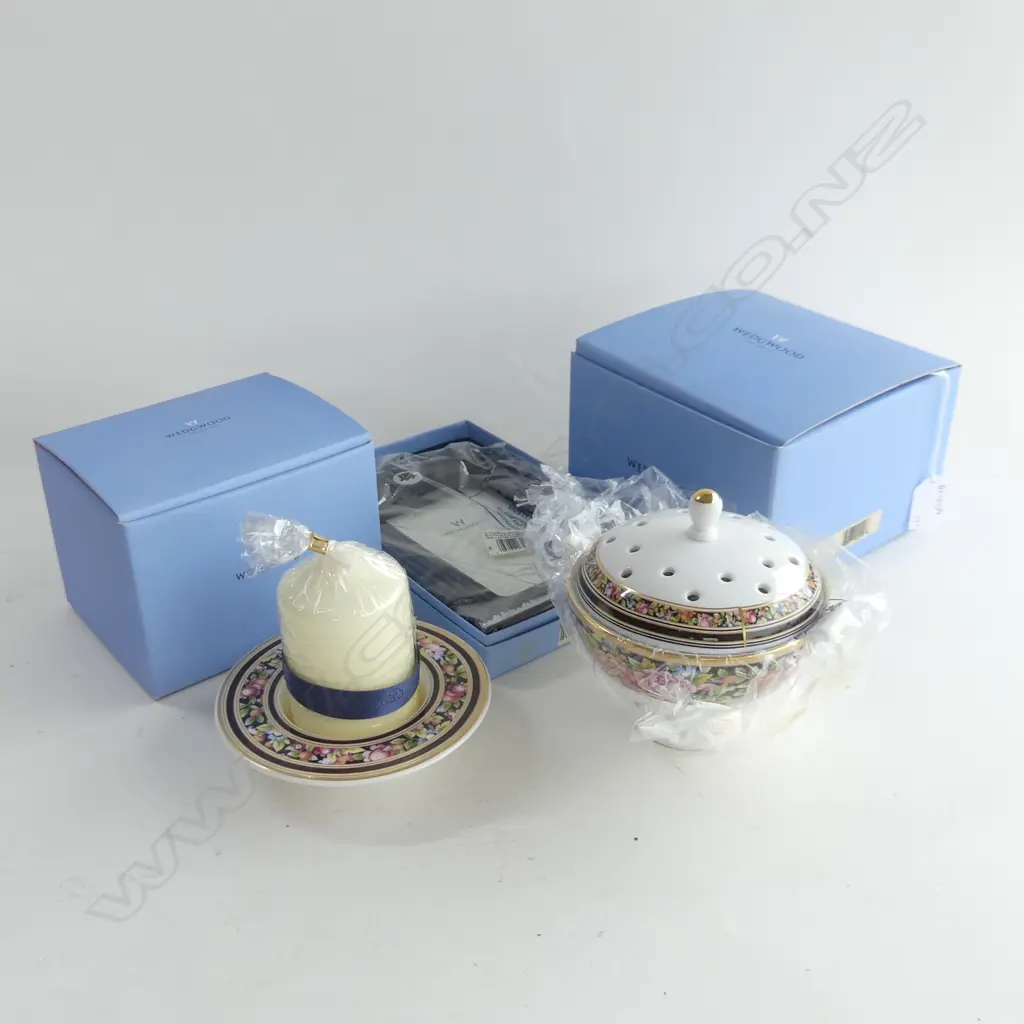 BOXED W/WOOD CANDLE HOLDER/ POTPOURRI+ FRAME H 190 MM Image 1++