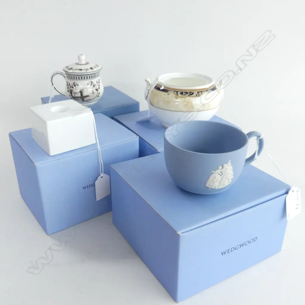 WEDGWOOD BOXED CANDLE STICK/C/SAUCER/ICE CUP+ LIDDED BOWL D 120 MM Image 1++