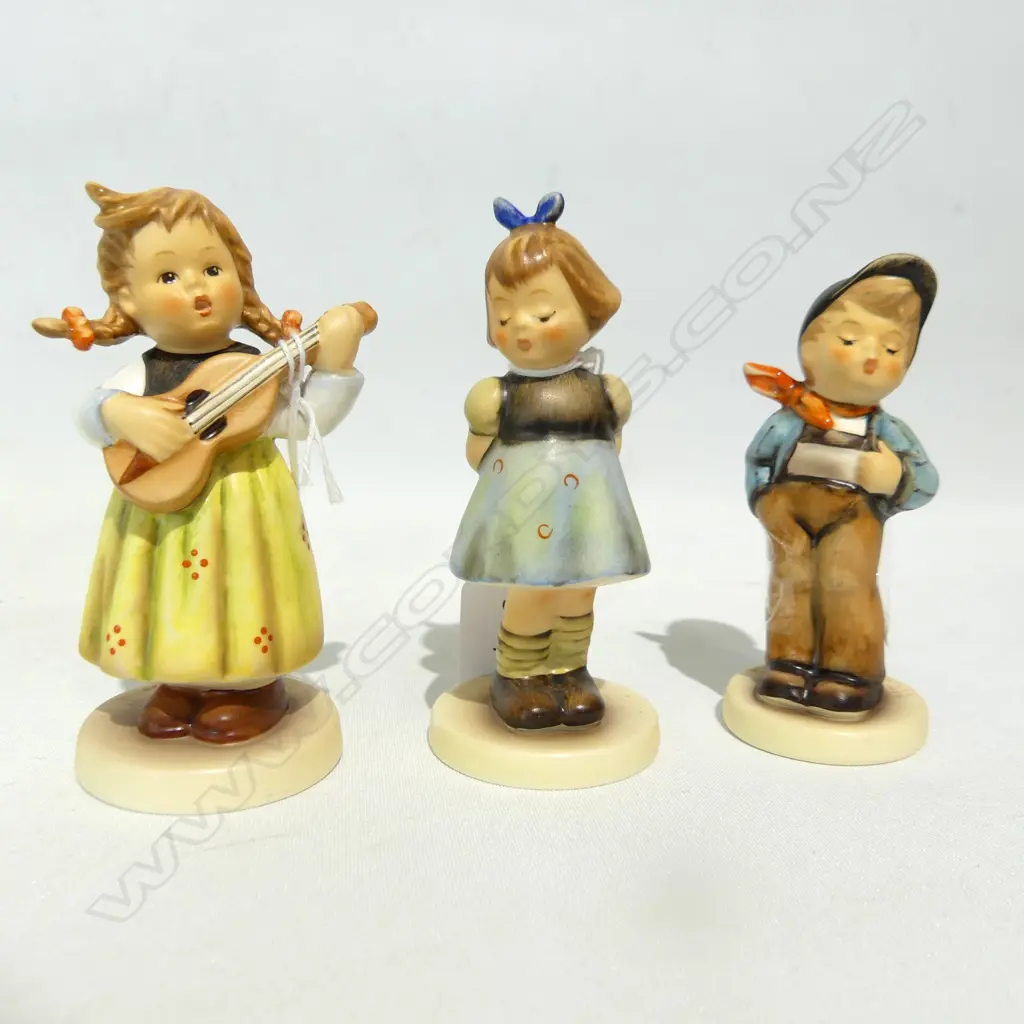 3 HUMMEL CLUB FIGURES/STRUM ALONG/TWO HANDS ONE TREAT/LUCKY FELLOW APPROX HEIGHTS 80 MM Image 1++
