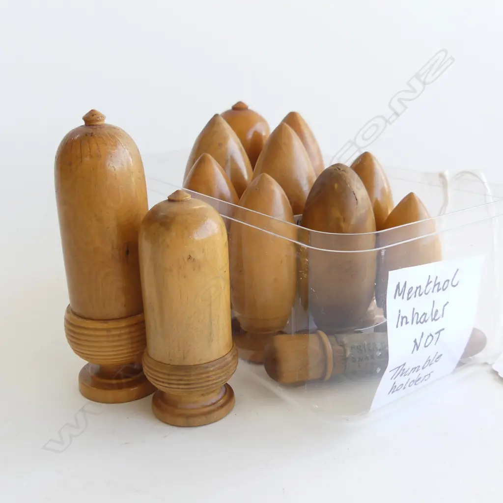 SMALL TRAY OF 12 TREEN COLLECTABLES  Image 1++